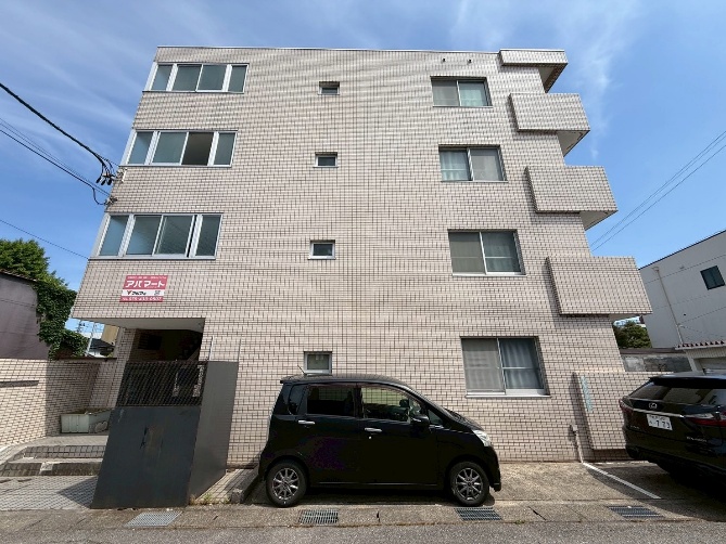 富山市の外壁美装・タイル貼替工事 施工前 2
