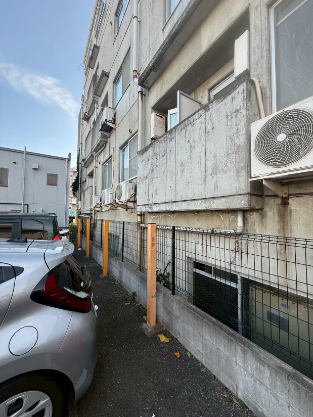 浦安市の建物外周のツタ除去 施工後 2